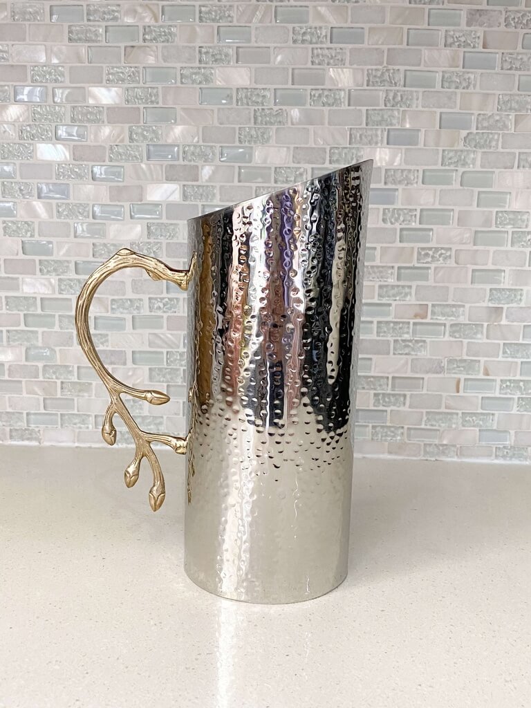 Pichel martillado con agarradera dorada