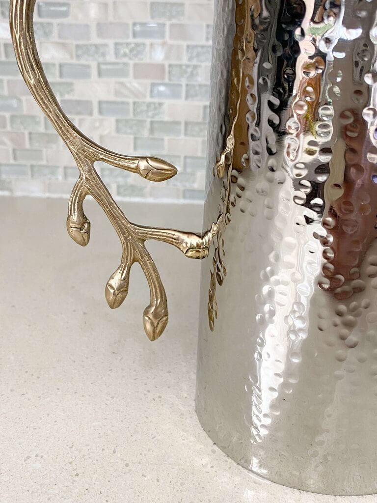 Pichel martillado con agarradera dorada