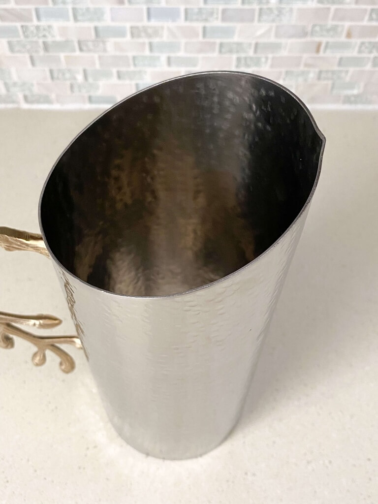 Pichel martillado con agarradera dorada