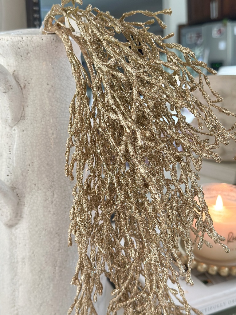 Rama dorada con caida