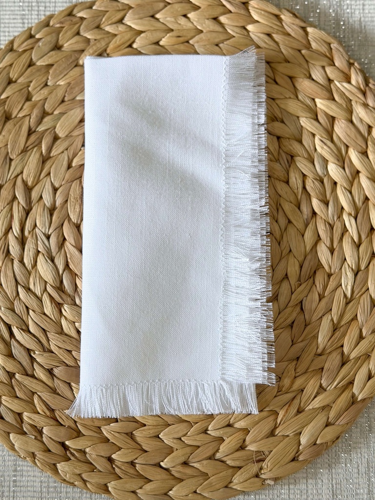 Servilleta blanca de tela con frecos