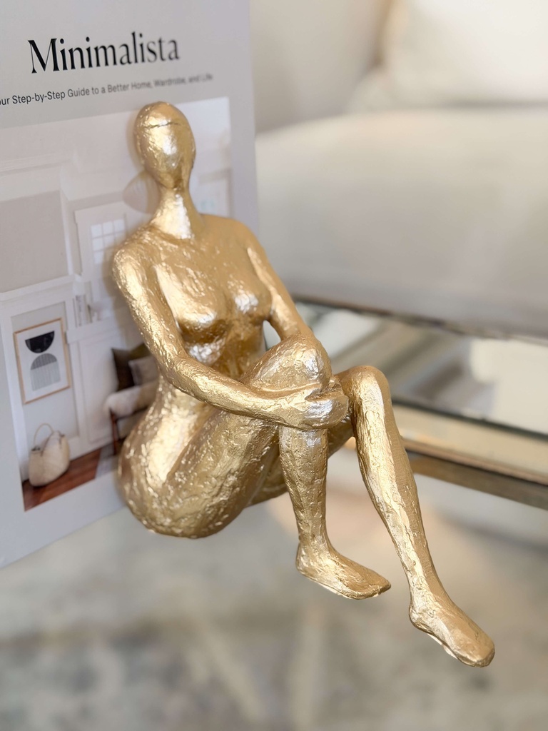 Figura de mujer dorada