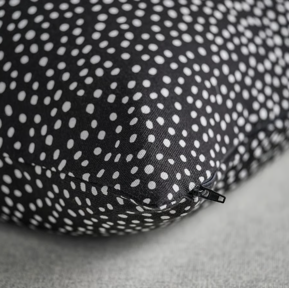 Forro de cojin polka dot negro