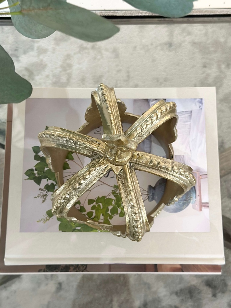 Corona de metal dorada