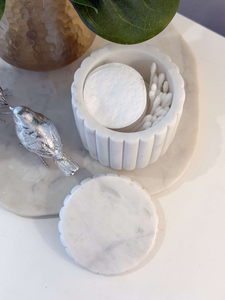 Contenedor de marmol scalloped con tapa