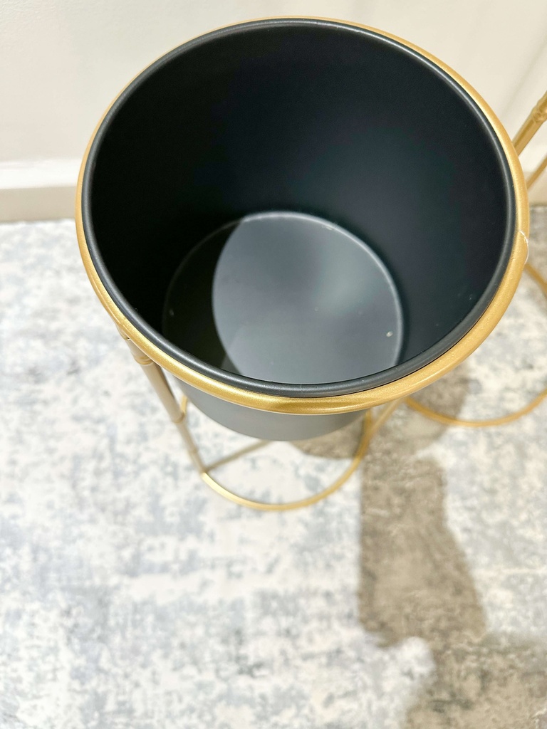 Set de 2 Maceteras Negras en Pedestal Dorado