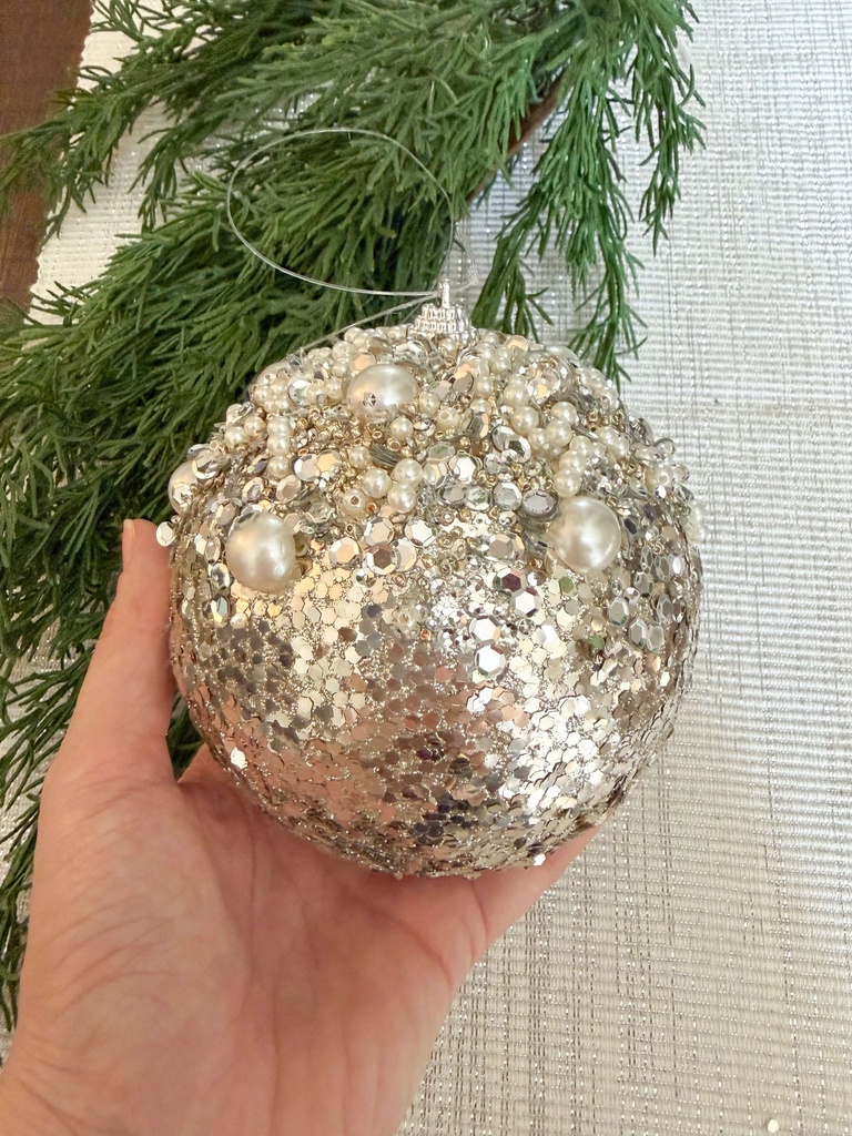 Esfera plateada con perlas