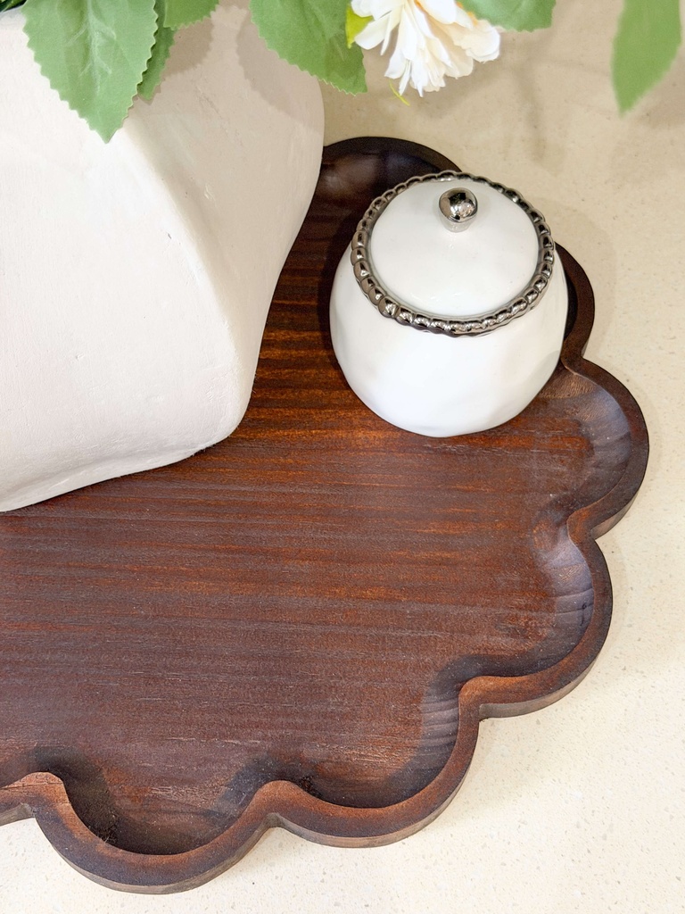 Bandeja redonda scalloped de madera