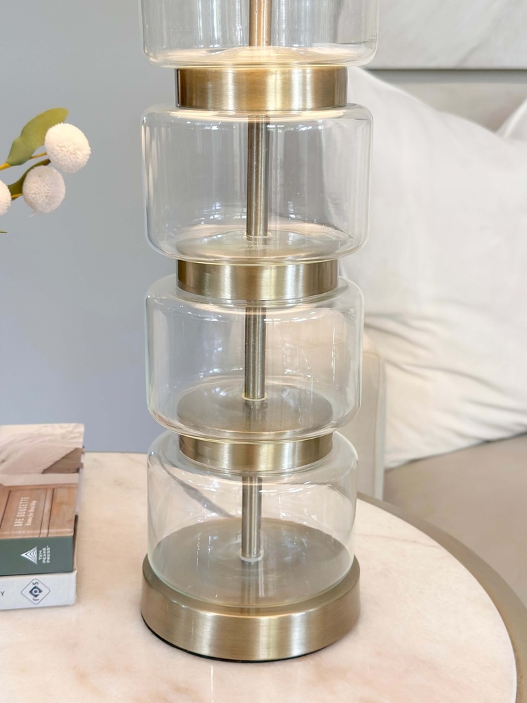 Lampara dorada y vidrio transparente