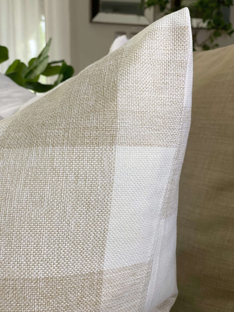 Forro de Cojín Plaid blanco y arena