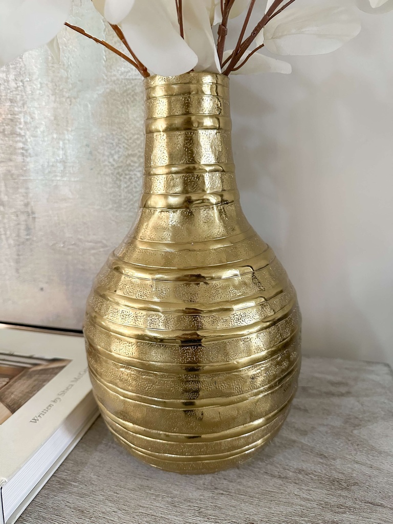 Base dorada de metal con textura