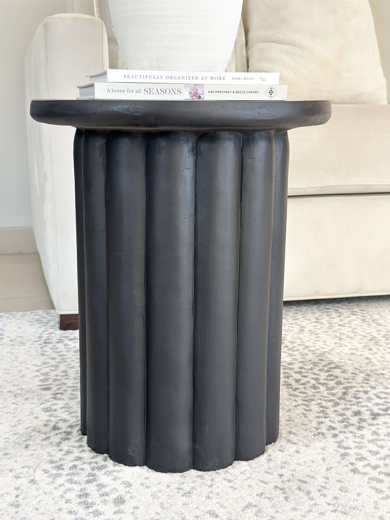 Mesa Auxiliar scalloped blanca