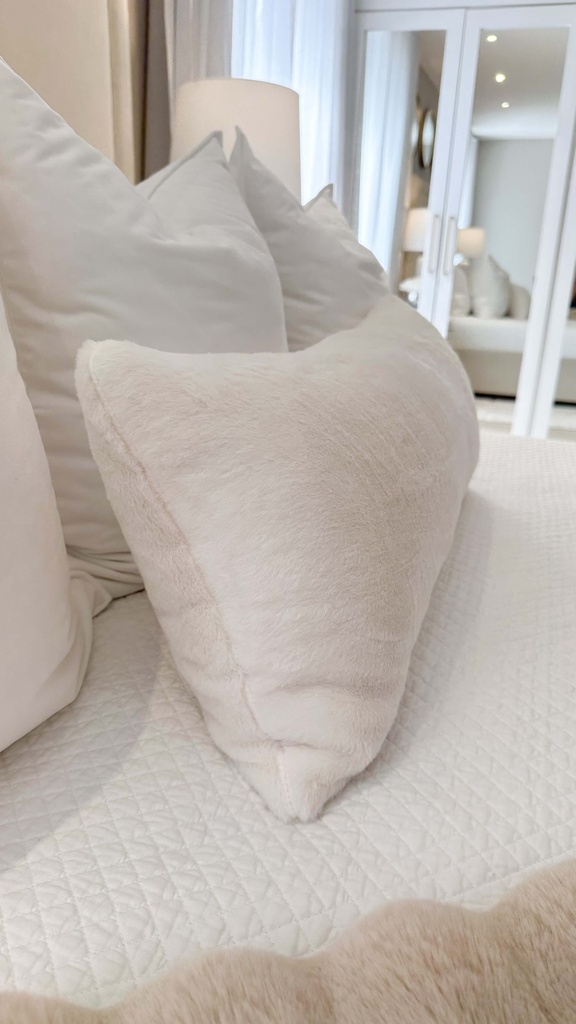 Cojin lumbar oversized faux fur