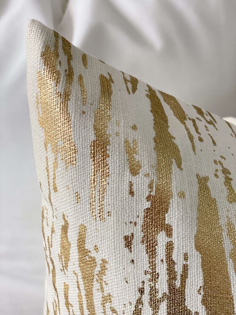 Forro de Cojin trazos dorados