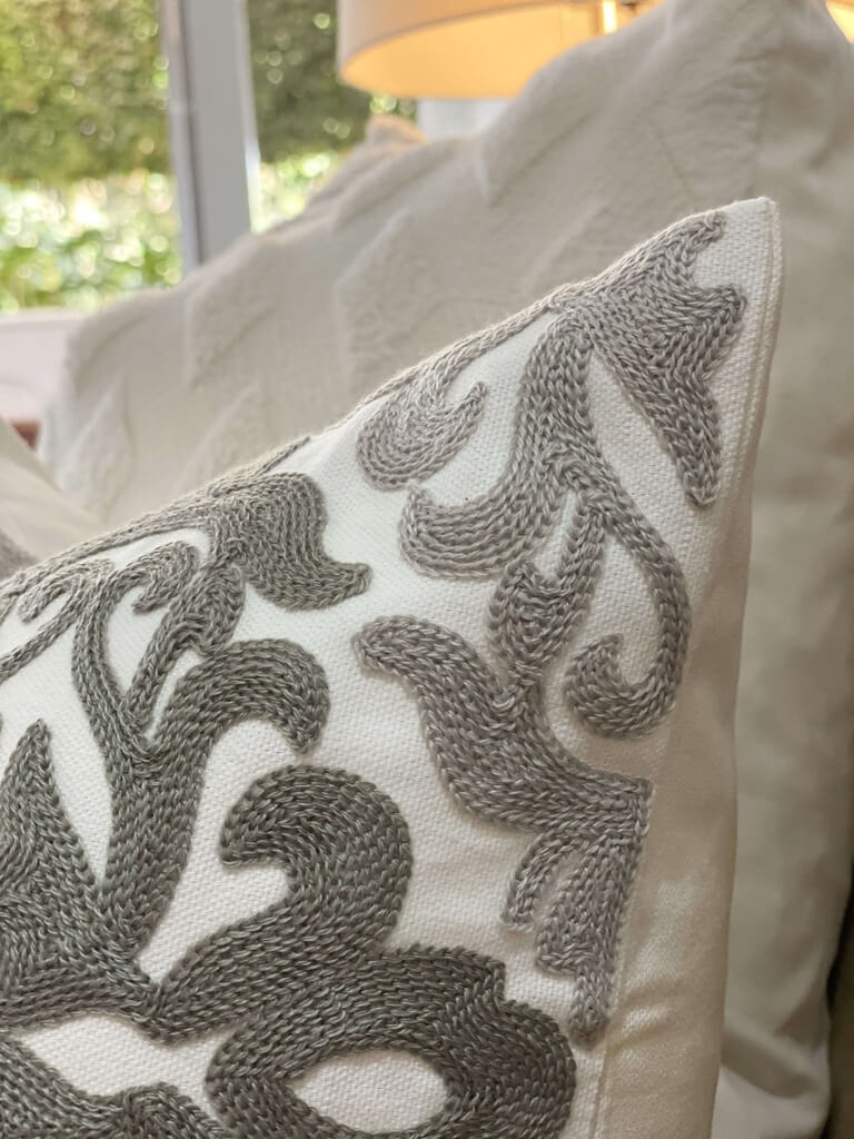 Forro de Cojin bordado duo gris