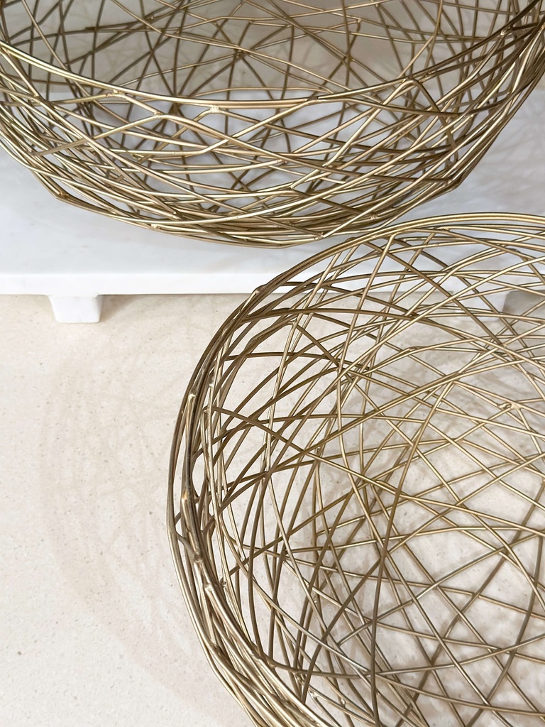 Canasta dorada de metal
