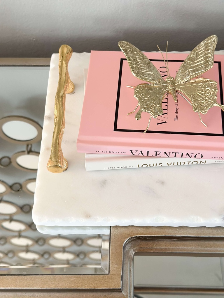 Bandeja de marmol agarradera dorada