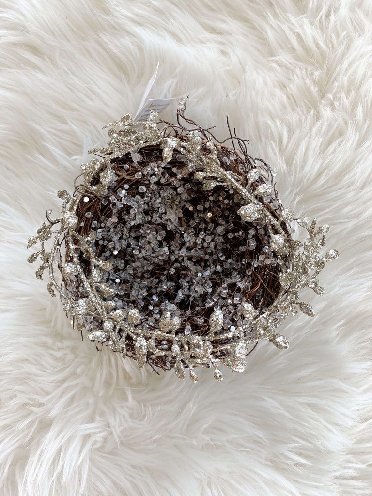 Nido de ramitas nevado con escarcha