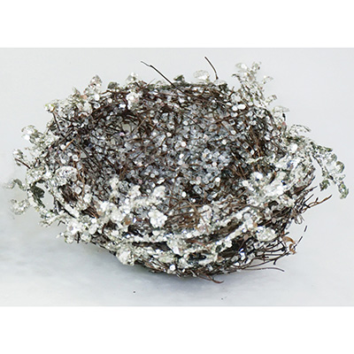 Nido de ramitas nevado con escarcha