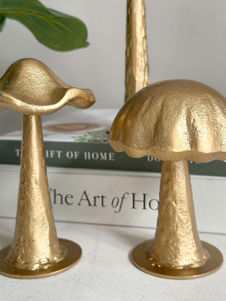 Hongos dorados de metal