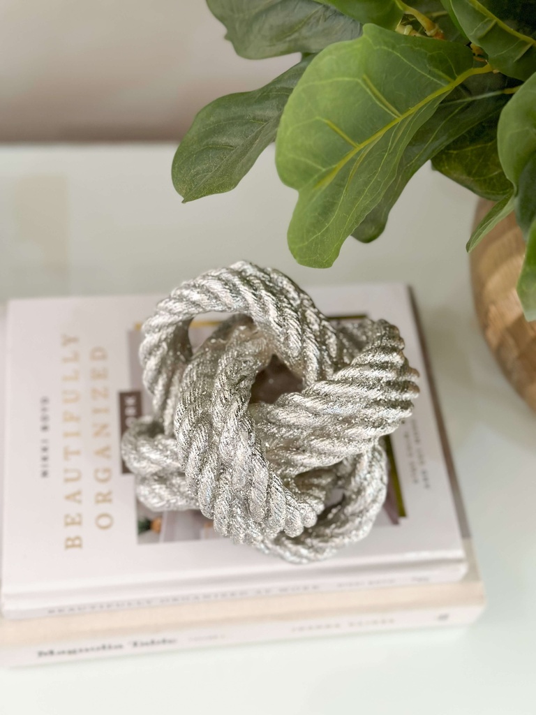 Nudo plateado entrelazado