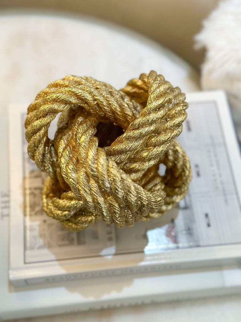 Nudo dorado entrelazado