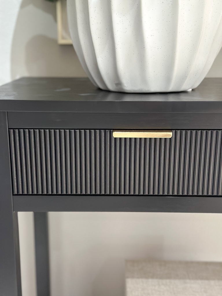 Consola negra moderna