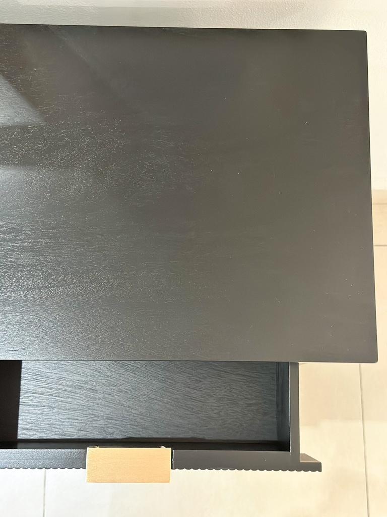 Consola negra moderna