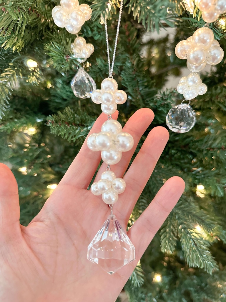 Ornamento de perlas con cristal