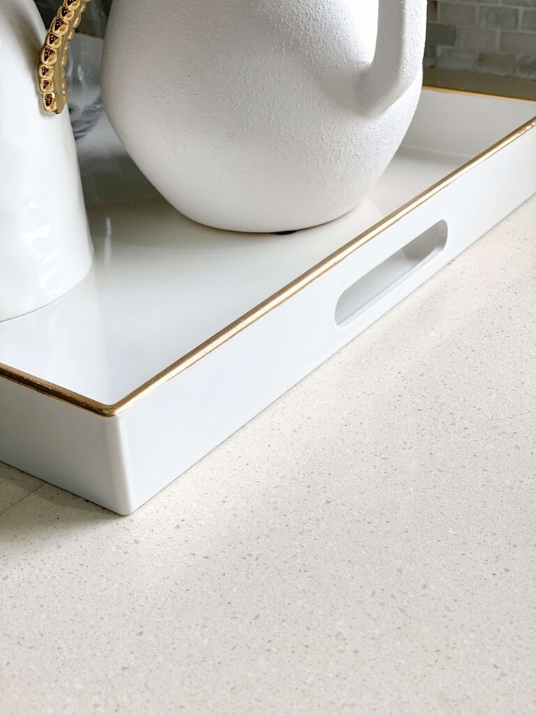 Bandeja blanca orilla dorada