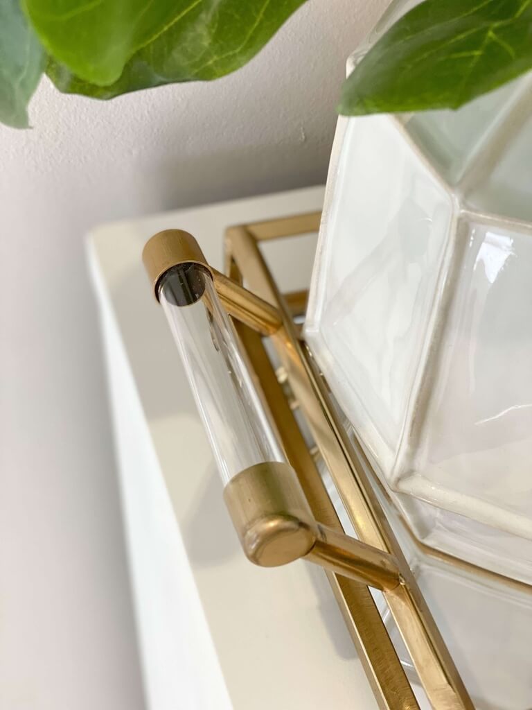 Azafate de metal con agarraderas de acrilico