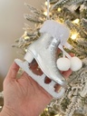 Ornamento de patin con pom pom