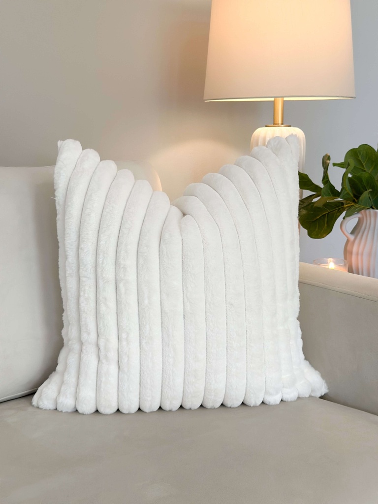 Cojin faux fur blanco lineas