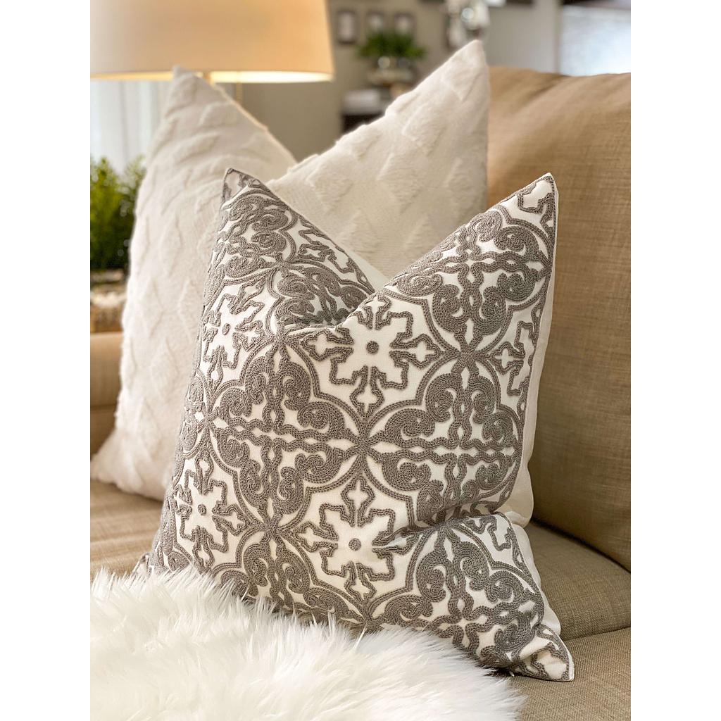 Forro de Cojin Bordado Vintage gris