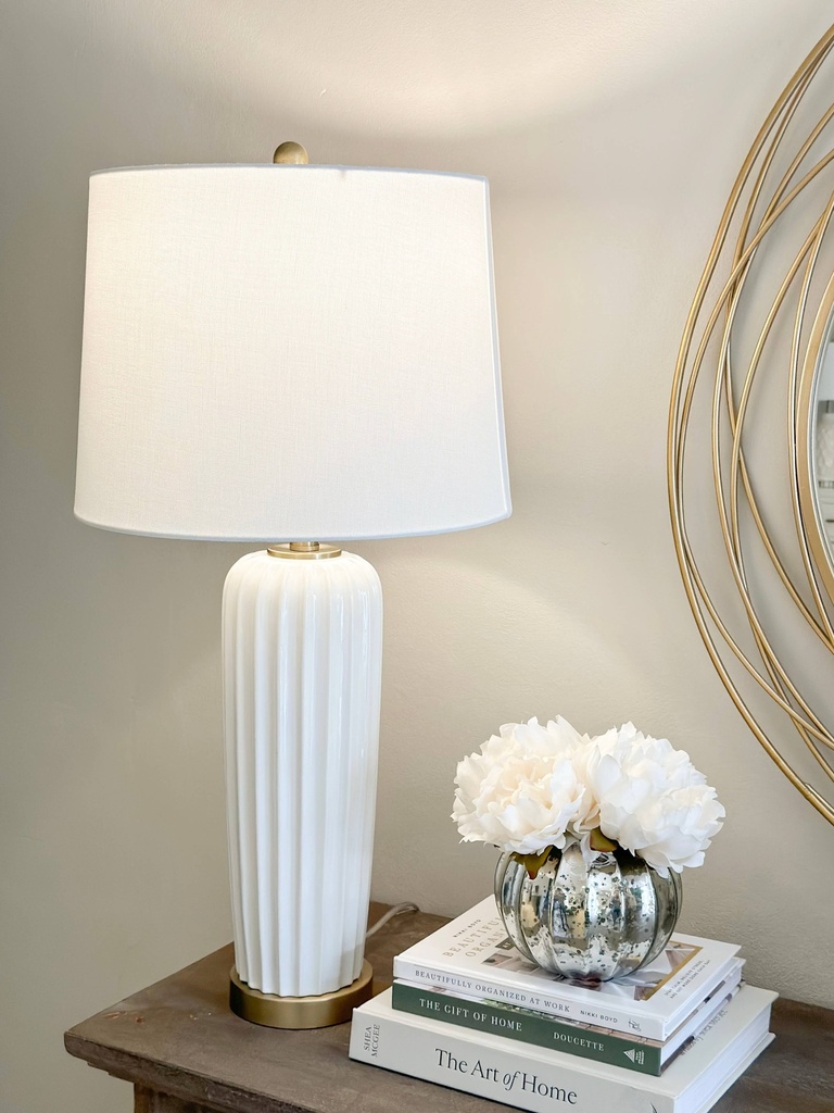 Lampara de ceramica blanca con base dorada