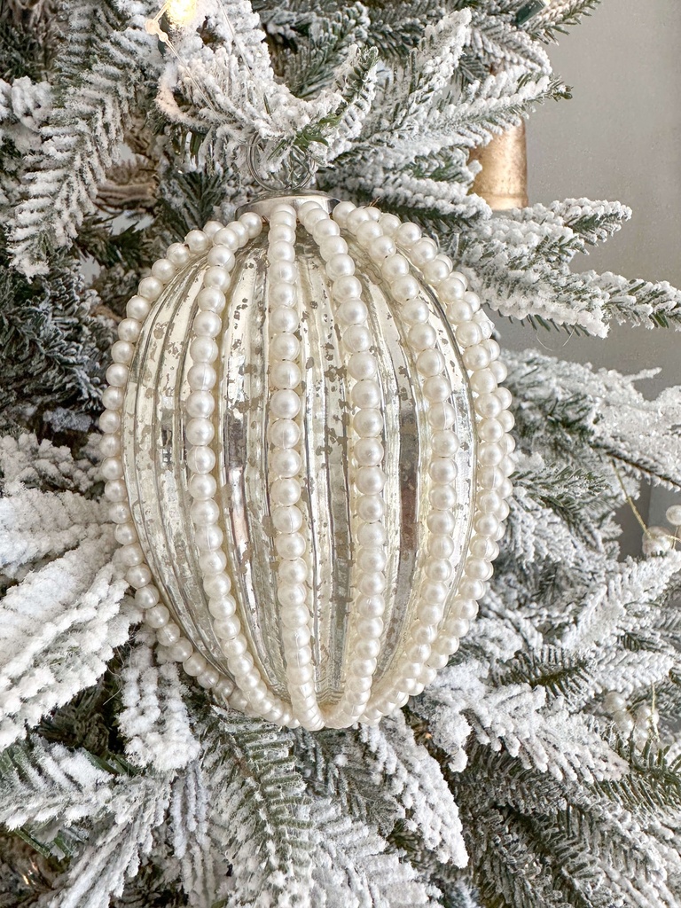 Ornamento ovalado de mercury con perlas