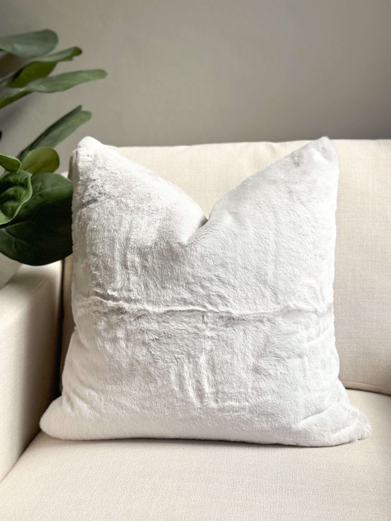 Cojin faux fur gris palido