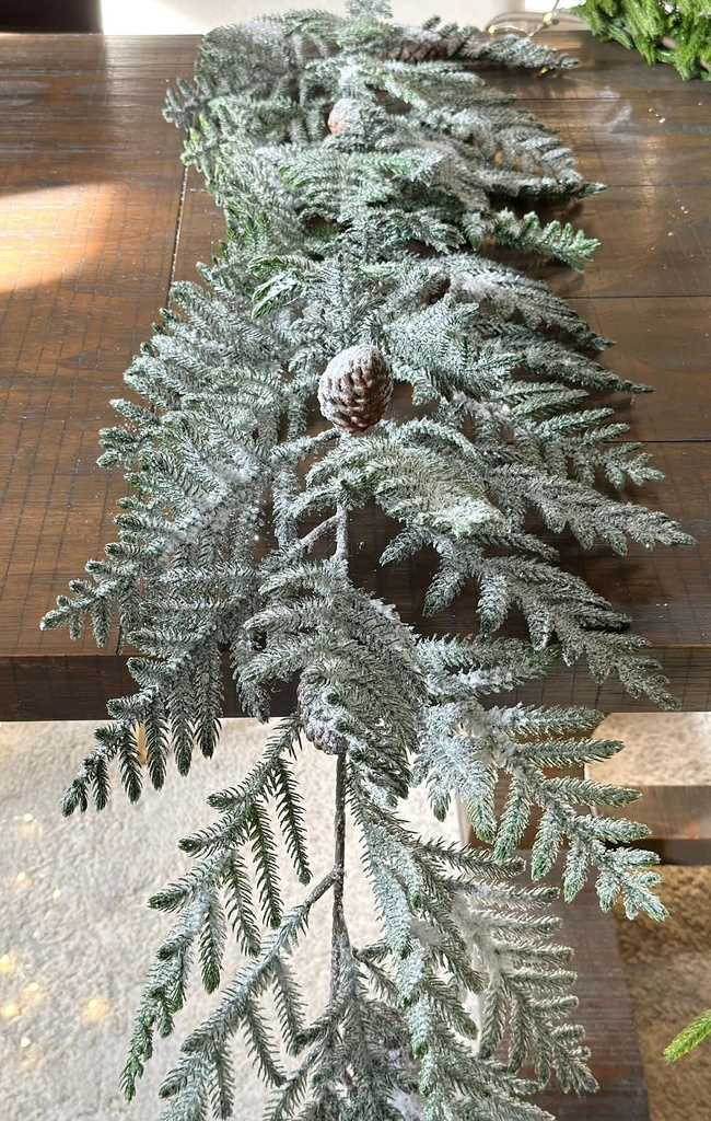 Guirnalda de pino norfolk nevada con bellota