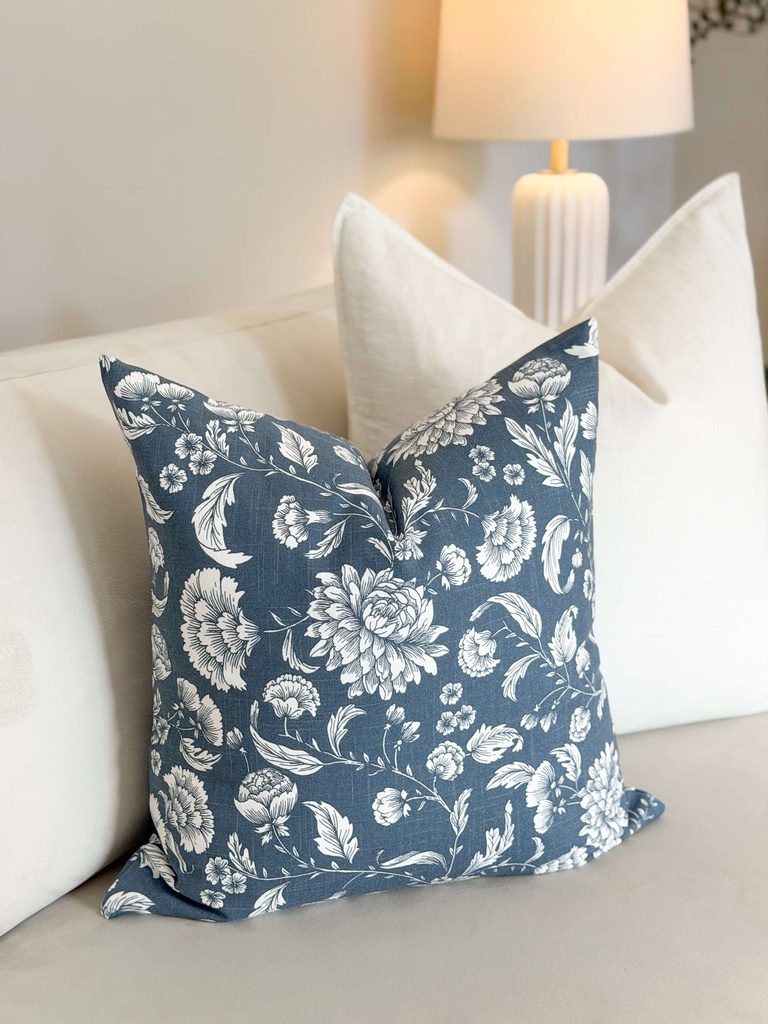 Forro de cojin azul con flores blancas