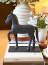 Caballo de madera negro
