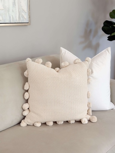 [17526A-CR] Cojin crema con pom pom
