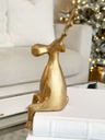 Venado de metal dorado sentado