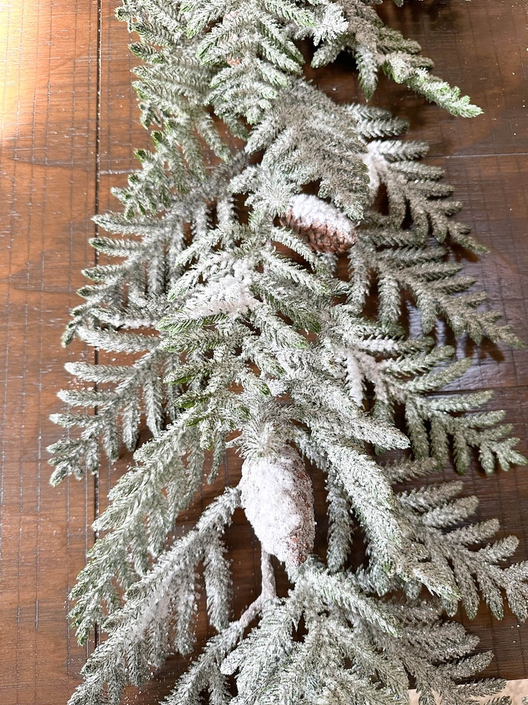 Guirnalda de pino norfolk nevada con bellota