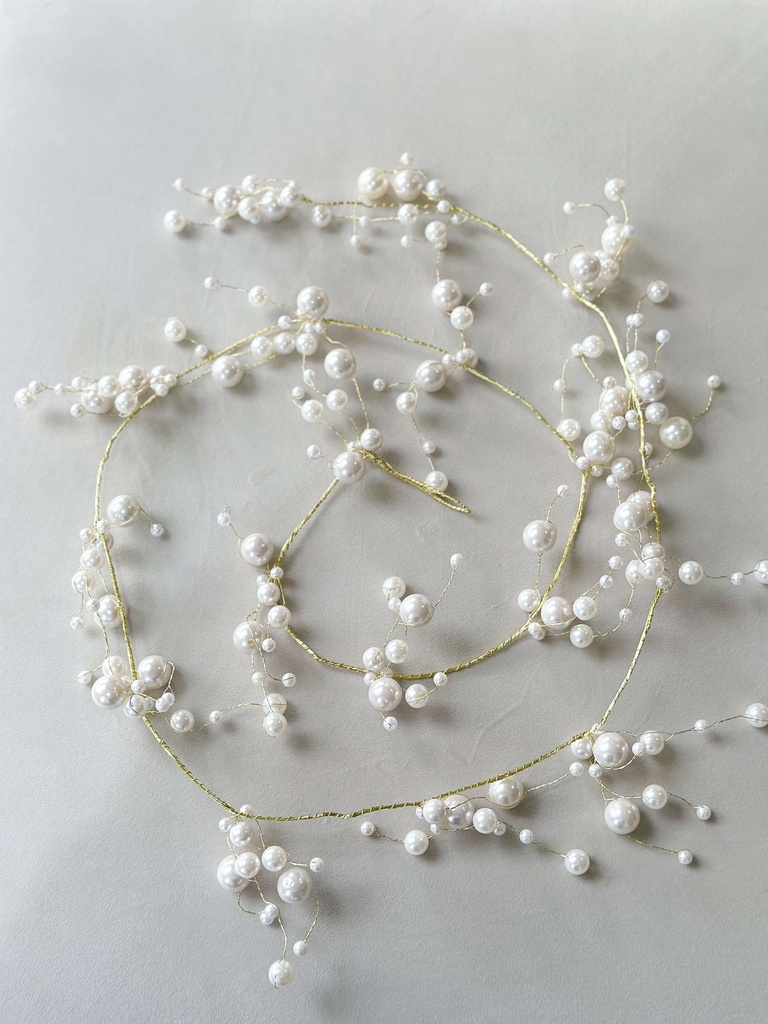 Guirnalda de perlas grandes con alambre dorado