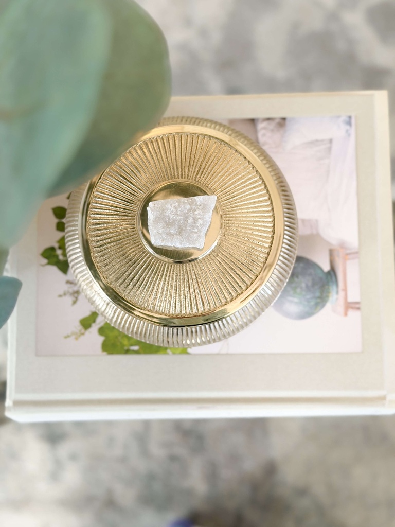 Jar dorado de metal con piedra