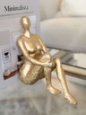 Figura de mujer dorada