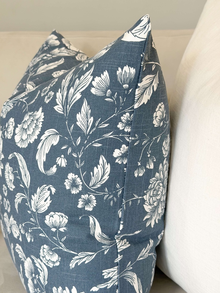 Forro de cojin azul con flores blancas