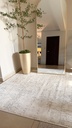 Alfombra gris con tonos marfil