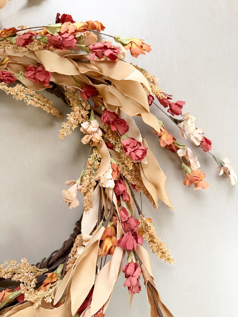 Corona de flores silvestres de otoño