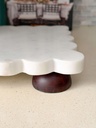 Bandeja de marmol scalloped con patitas de madera